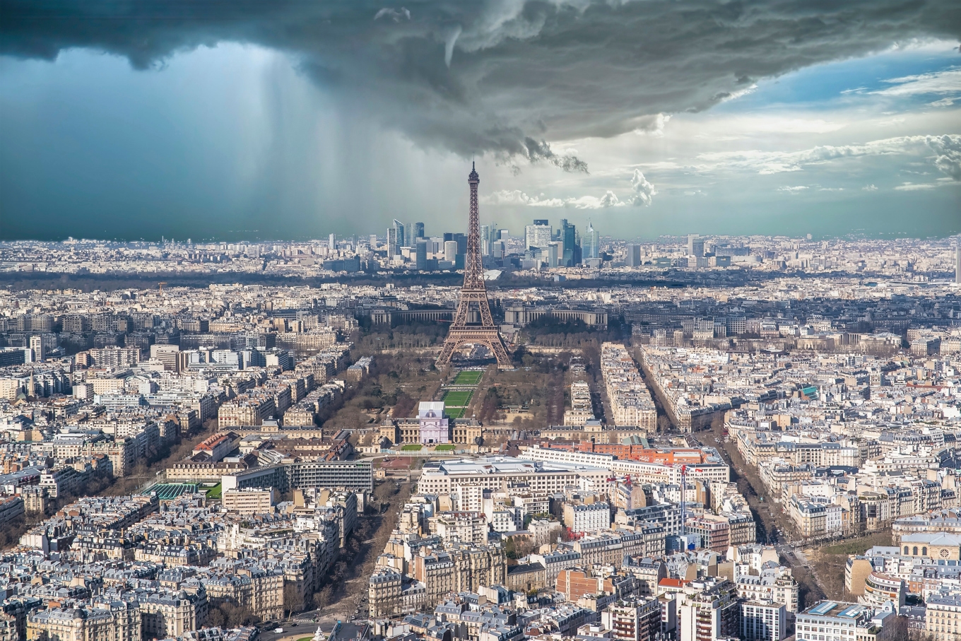 Mörka regnmoln är på väg in över Paris. Foto: Wirestock Creators/Shutterstock