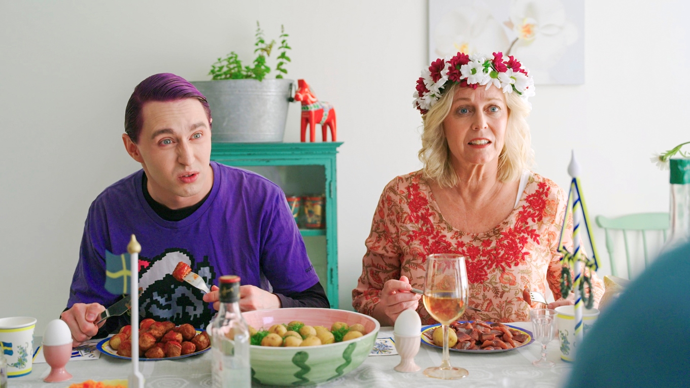 Tom (Hampus Nessvold) och hans mamma Yvonne (Annika Andersson) har satt sig till bords för sitt midsommarfirande i ”Trevlig midsommarhelg”. foto: Alex Lindén/SVT