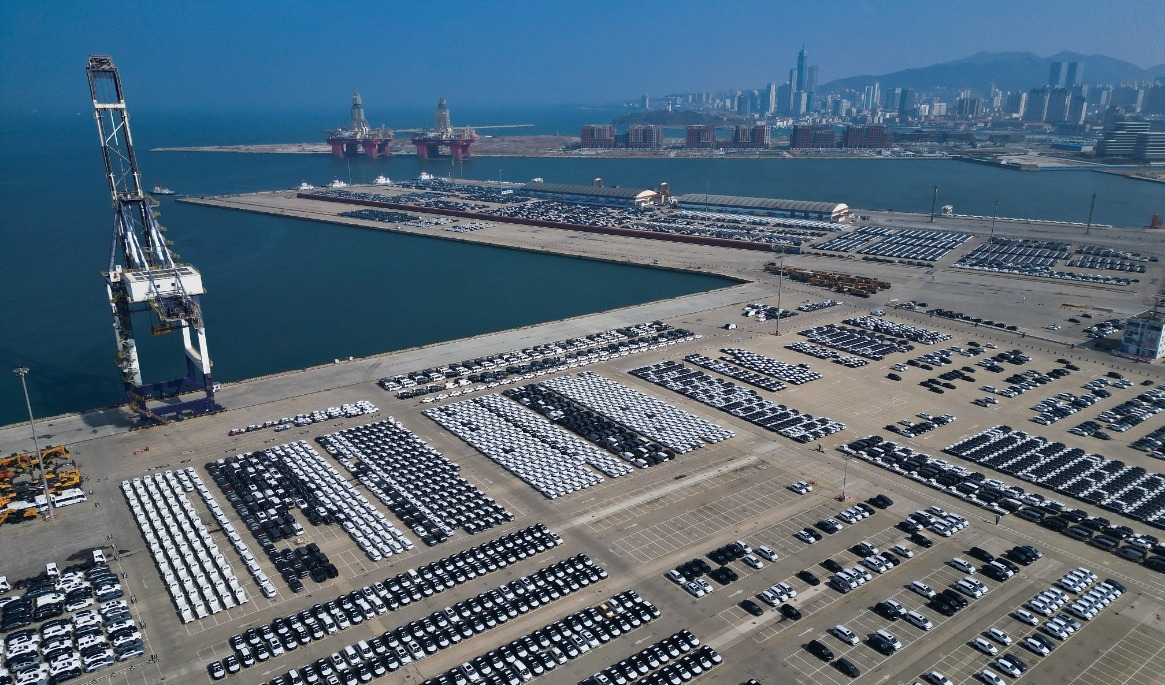 Bilar som väntar på att lastas ombord på ett fartyg för export i Yantaihamnen i Yantai, Kina. Foto: Getty Images