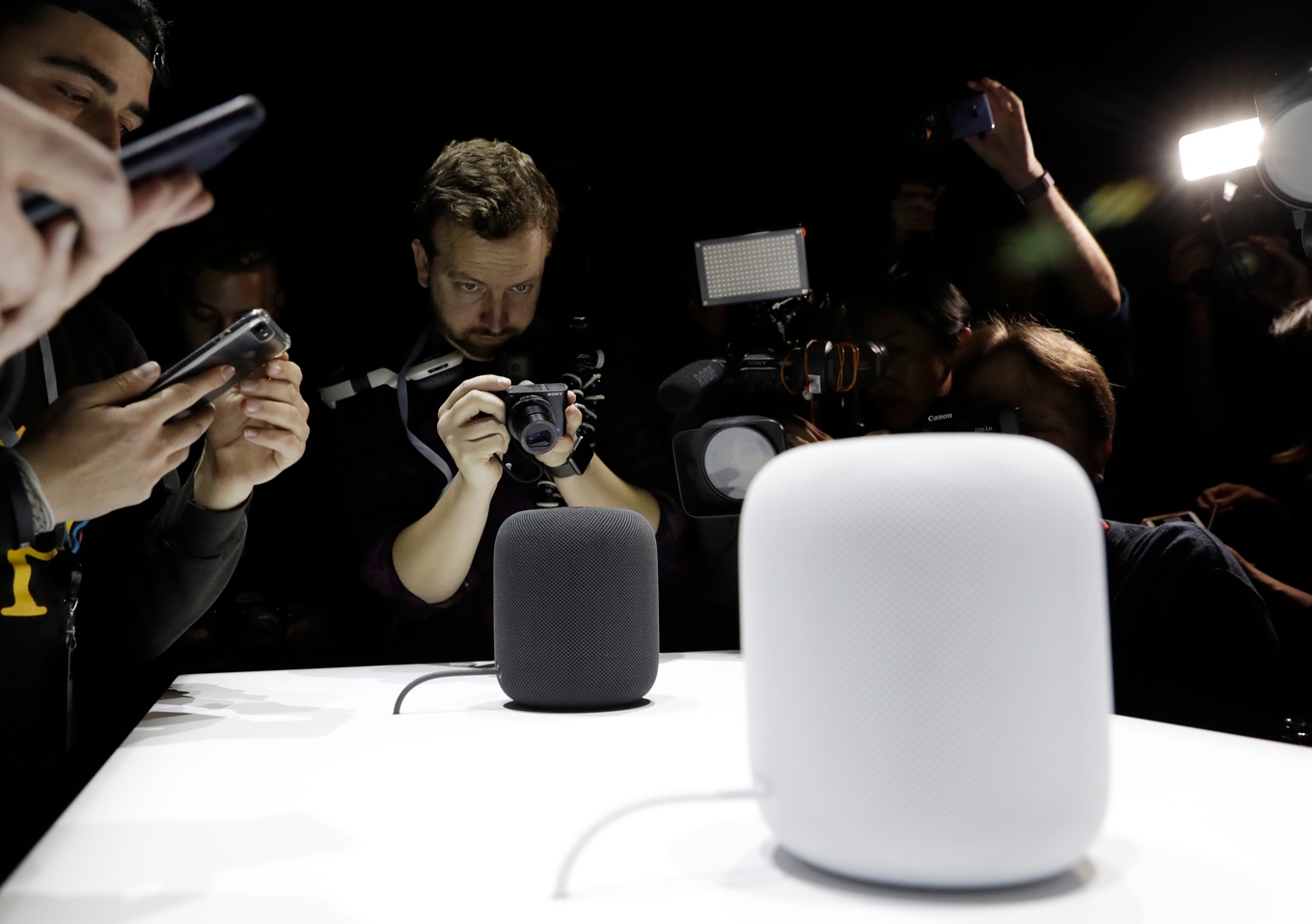 Apple presenterade sin smarta högtalare Homepod 2017. Foto: Marcio Jose Sanchez/AP/TT