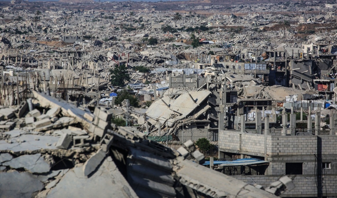 På bilden ser man förstörelsen i Khan Yunis i södra Gazaremsan den 31 juli. Samma dag har fredsrådet för Gaza nått en överenskommelse om en avväpning av terrororganisationen Hamas. Foto: Bashar Taleb / AFP via Getty Images