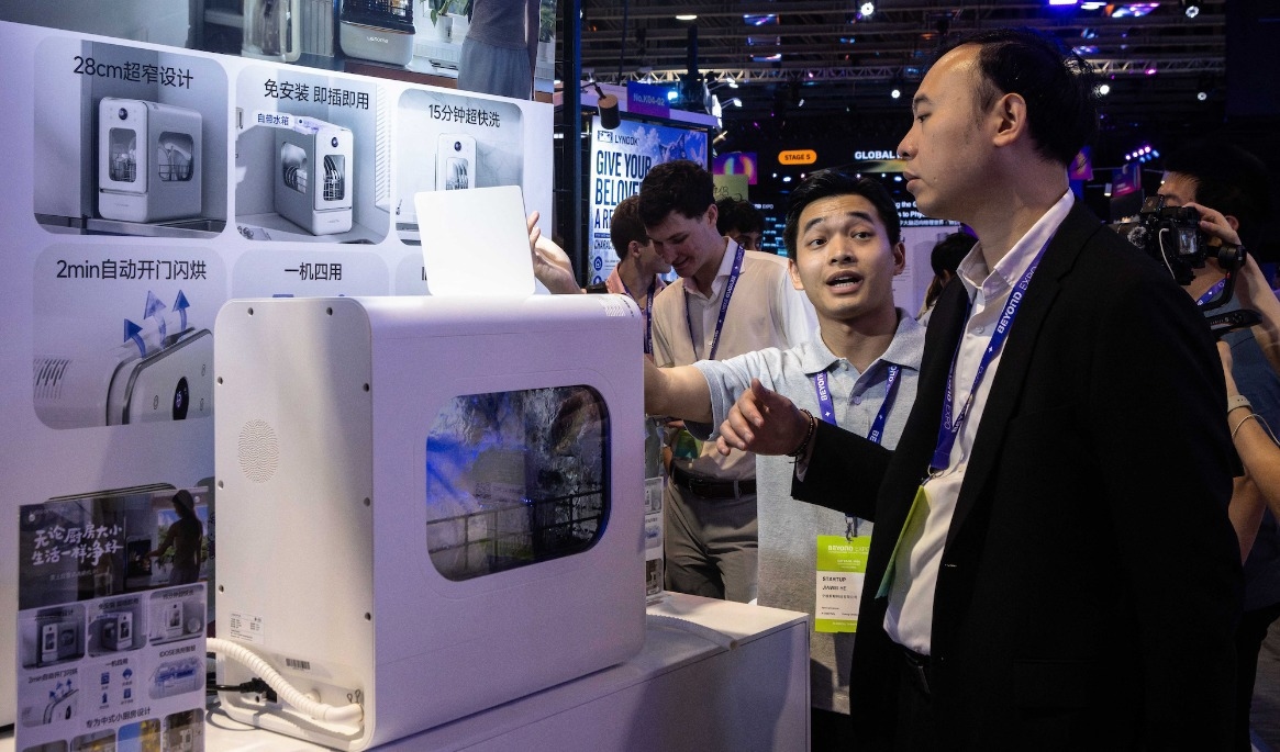 En diskmaskin visas på en teknikmässa i Macao. Foto: Eduardo Leal/AFP via Getty Image