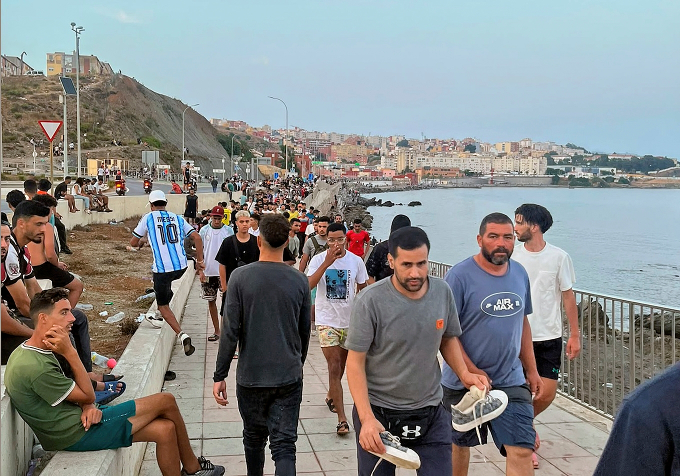 Marockanska migranter på det spanska territoriet Ceuta, på gränsen till Marocko. Foto: Etienne Fauchaire