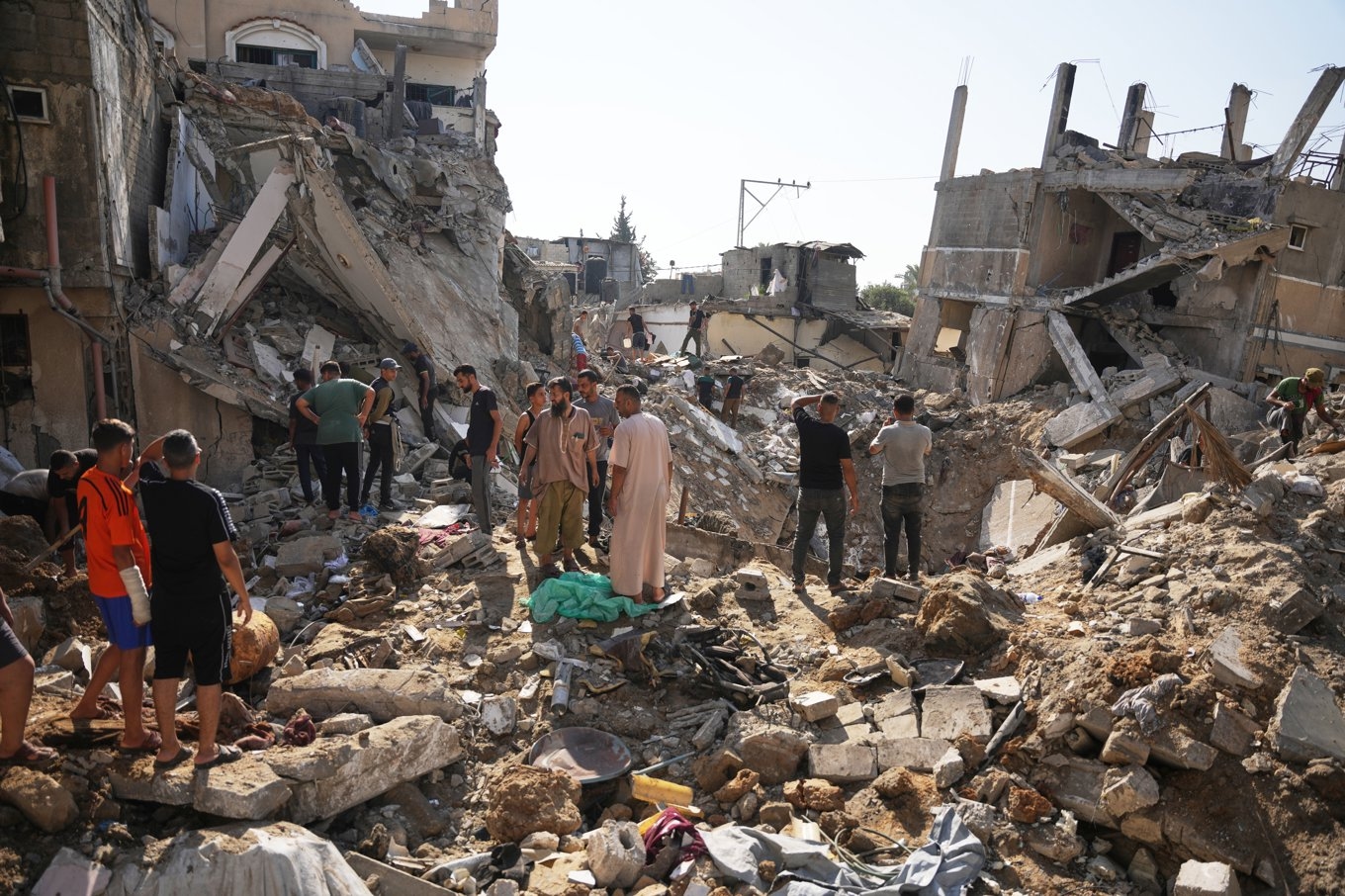 Palestinians inspect destroyed buildings at the scene of an Israeli airstrike, at al-Maghazi refugee camp, central Gaza Strip, Saturday, Aug. 1, 2026. (AP Photo/Abdel Kareem Hana)  NN119 Foto: Abdel Kareem Hana/AP/TT