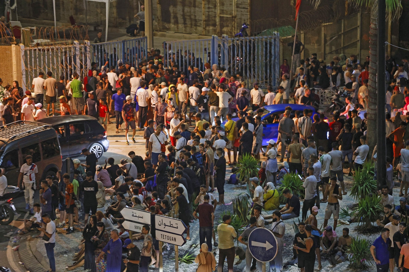Människor samlades vid Bab Sebta på gränsen mellan Marocko och Spanien den 30 juli efter rykten om att gränsen till Ceuta hade öppnats. Foto: Abdelmajid Bziouat/AFP via Getty Images