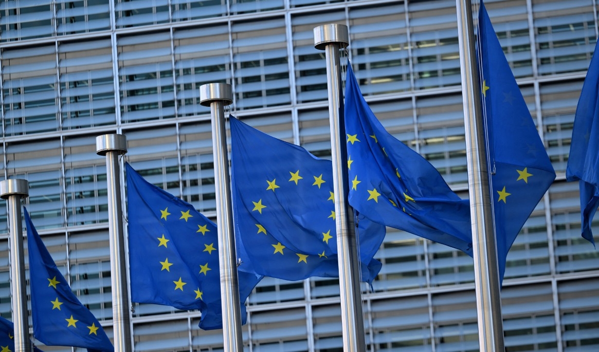 EU-flaggor vid EU-kommissionens huvudkvarter i Bryssel. Foto: Nicolas Tucat/AFP via Getty Images