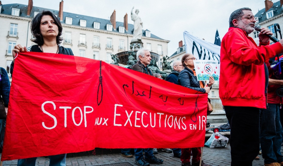 På en banderoll står det ”Stoppa avrättningarna i Iran”. Bilden är tagen den 7 mars i år i samband med en demonstration i Nantes i Frankrike. Foto: Maylis Rolland/Hans Lucas/AFP via Getty Images