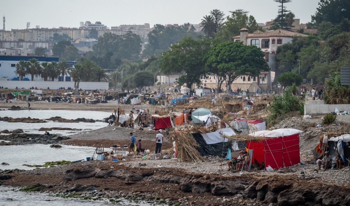 Migranter på stranden El Trampolin i spanska Ceuta den 16 augusti 2026. Foto: Adri Salido/Getty Images