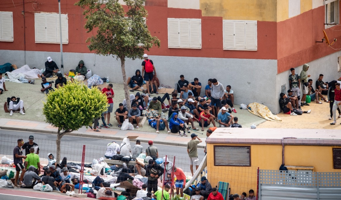 Migranter på trottoaren i stadsdelen Loma Colmenar i Ceuta den 27 augusti. Foto: Antonio Sempere/AFP via Getty Images