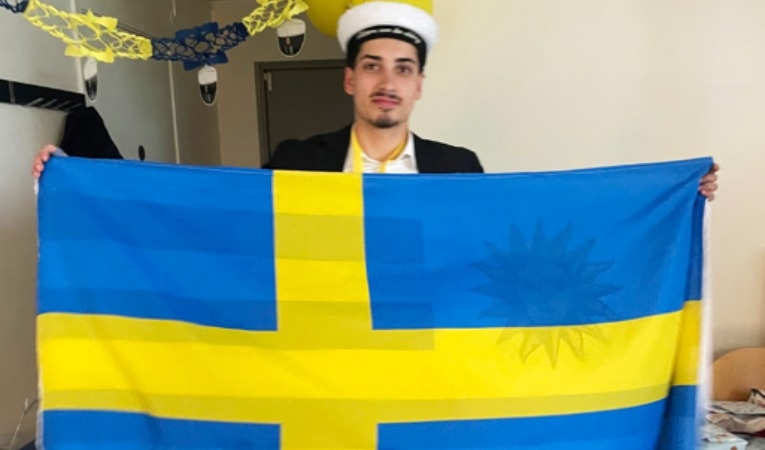 På studenten hyllade Alexander både landet som han är uppväxt i med den svenska flaggan och sin mamma och hennes ursprung med den uruguayanska. Foto: Privat