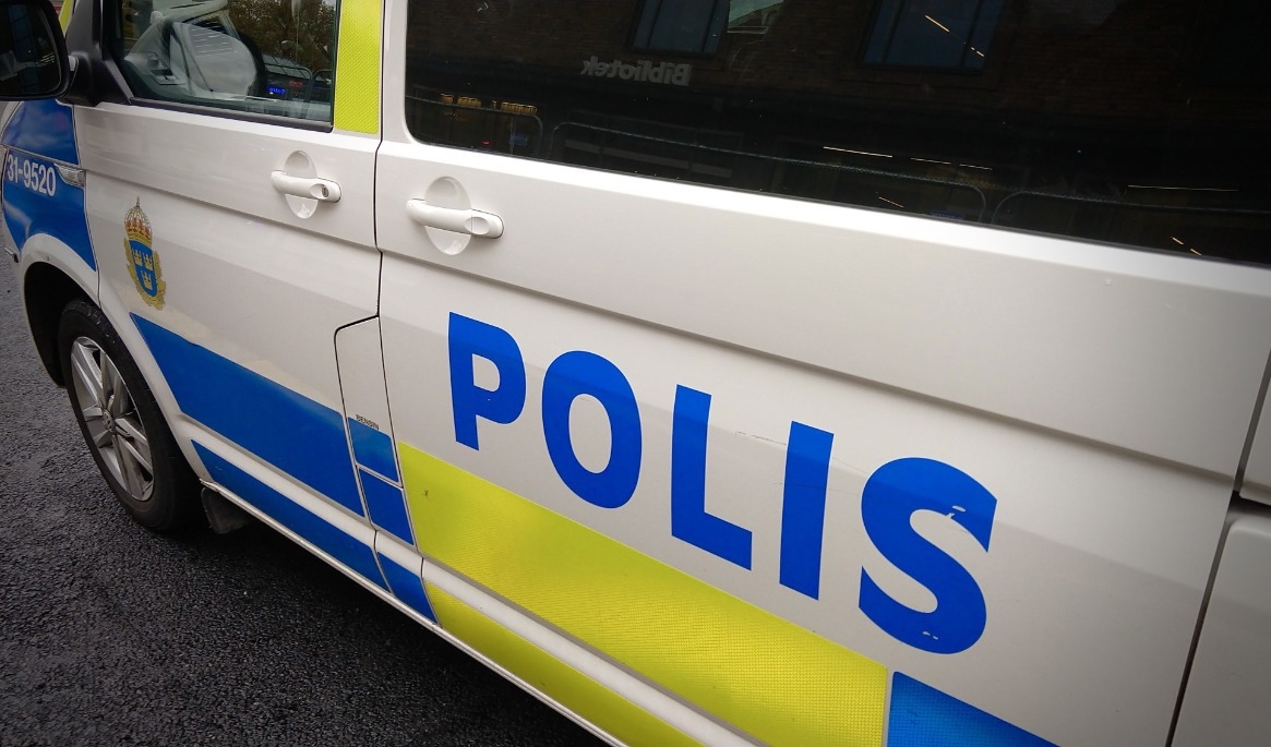 Polisen i Virseum utreder ett fall från en balkong. Foto: Epoch Times