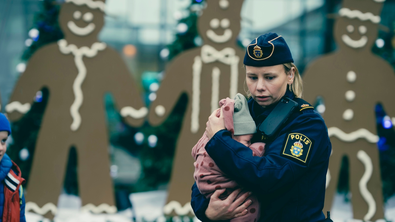 Amanda Jansson är tillbaka i polisuniformen på Malmös gator, i SVT kring jul. foto: Anders Nicander/SVT