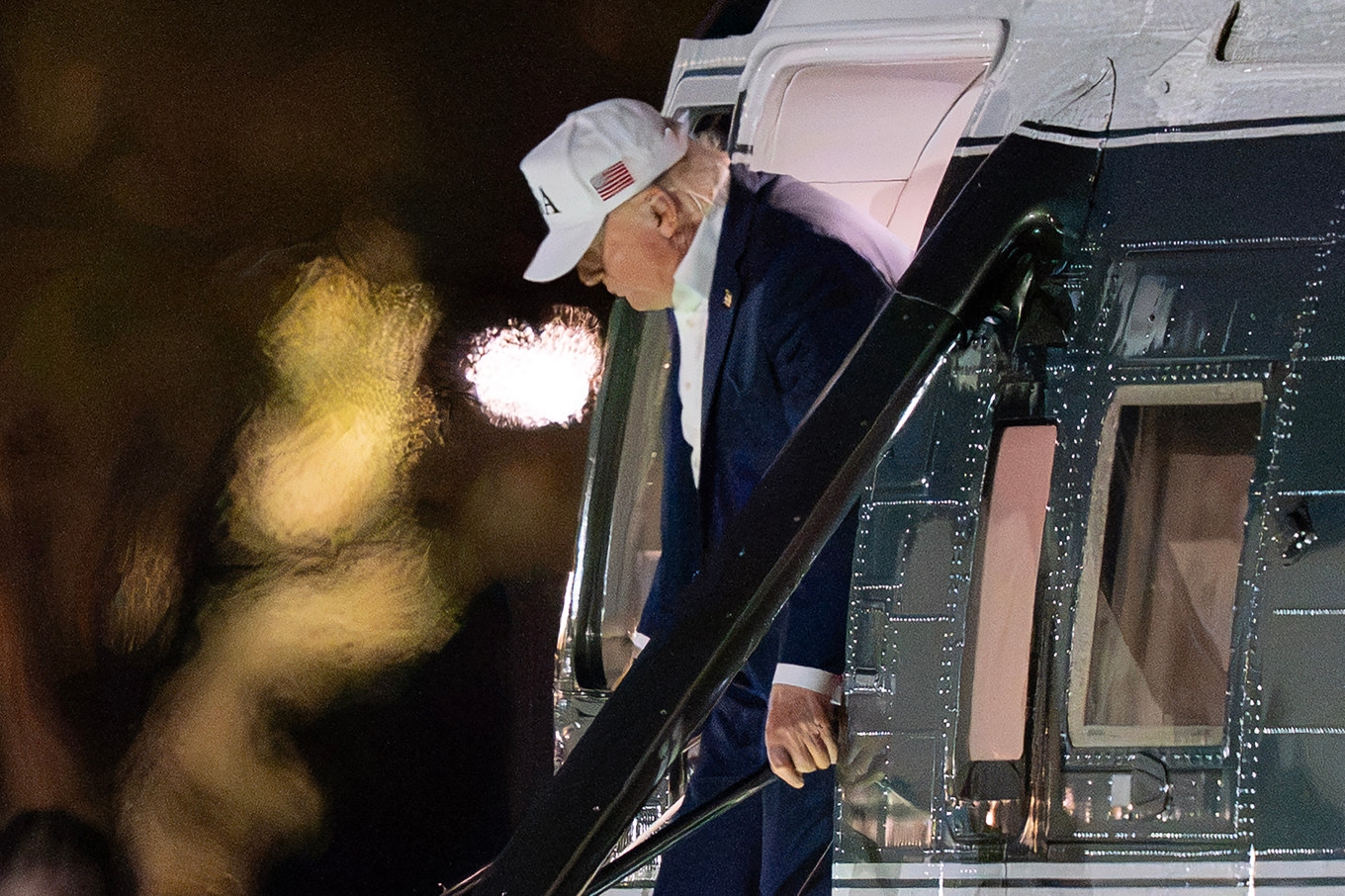 President Donald Trump landar i anslutning till Vita Huset på lördagen, en dag tidigare än planerat. Foto: Jose Luis Magana/AP/TT
