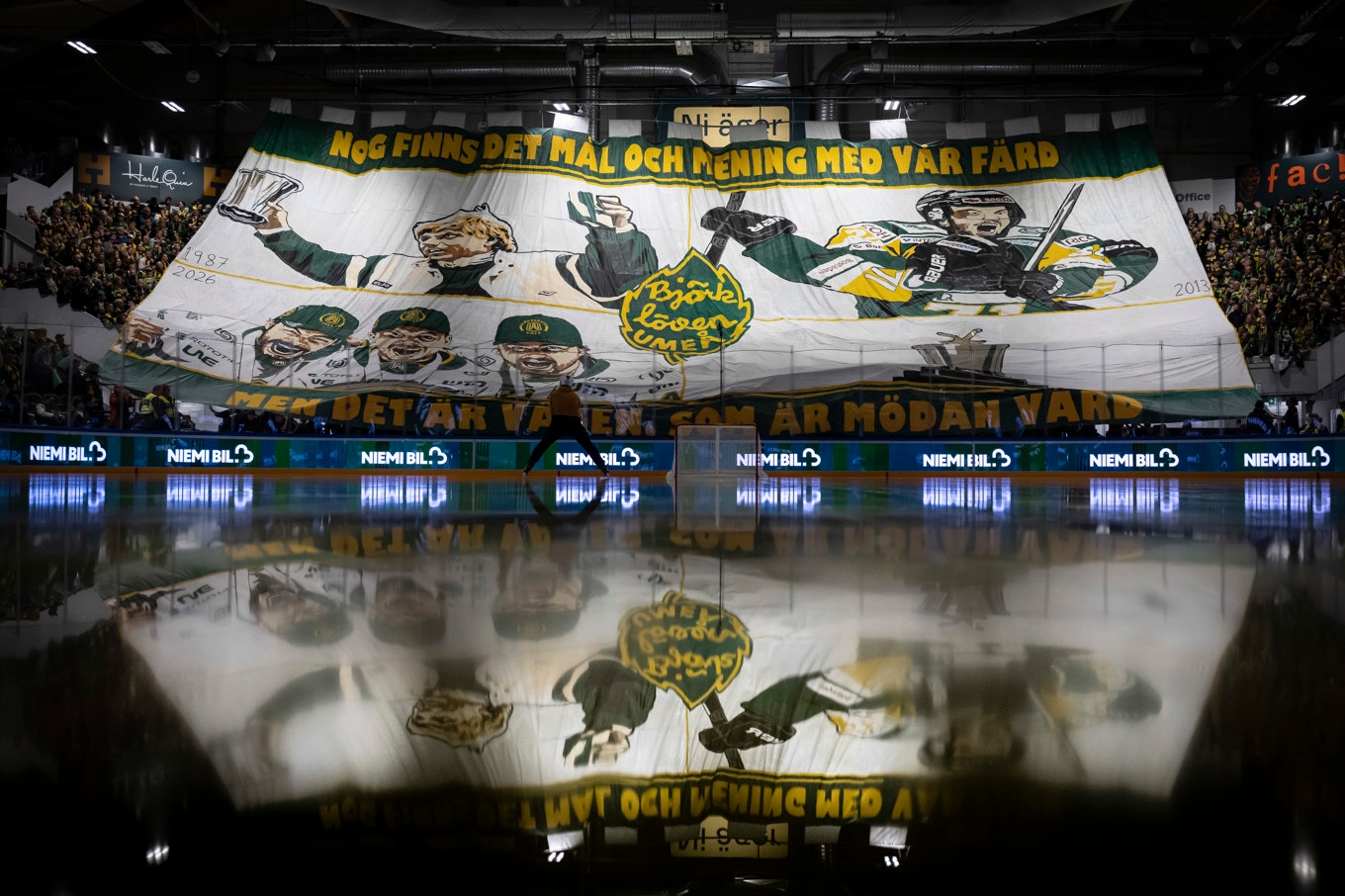 Björklövens supportrar hade gjort ett tifo inspirerat av Karin Boyes dikt ”I rörelse”. Foto: Tomas Brandt Wangel /TT