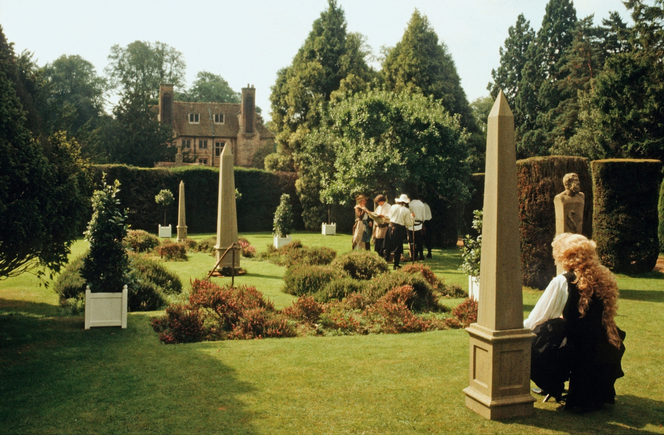 Tecknaren i barockträdgården i arbete med ett av motiven i ”Tecknarens kontrakt”. foto: British Film Institute