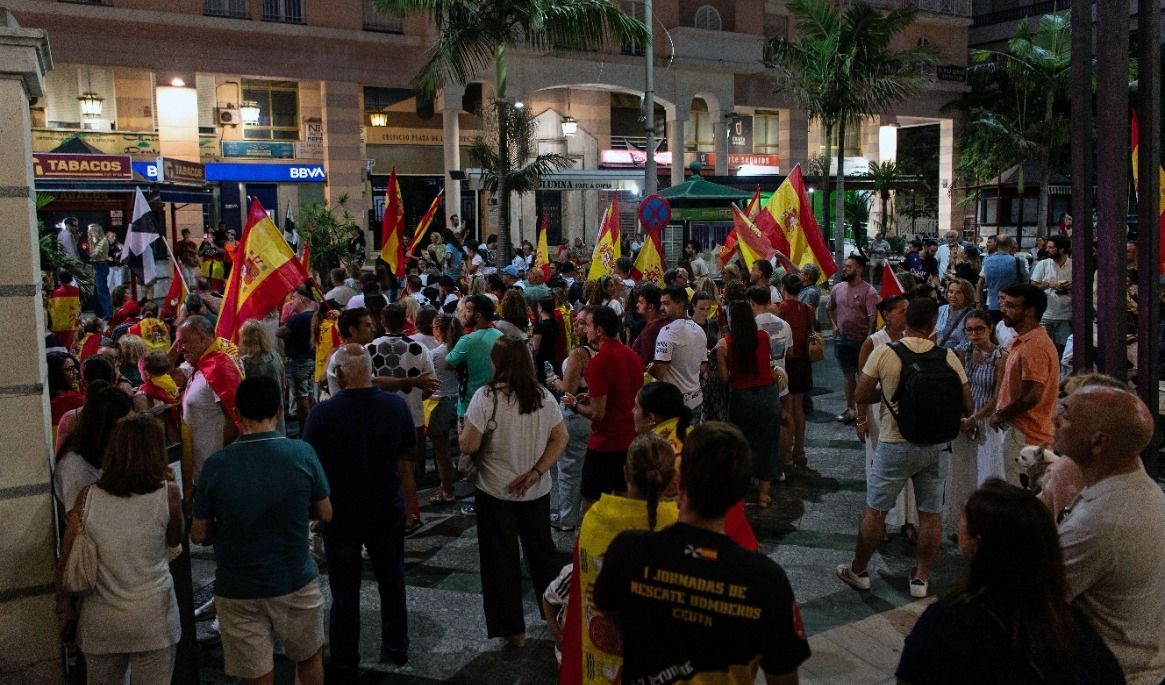 Invånare i Ceuta med spanska flaggor deltar i en demonstration där de kräver att regeringen vidtar åtgärder för att återställa det normala läget i staden och uppmanar den spanske premiärministern Pedro Sánchez att avgå. Bilden är tagen den 30 augusti. Foto: Antonio Sempere/AFP via Getty Images