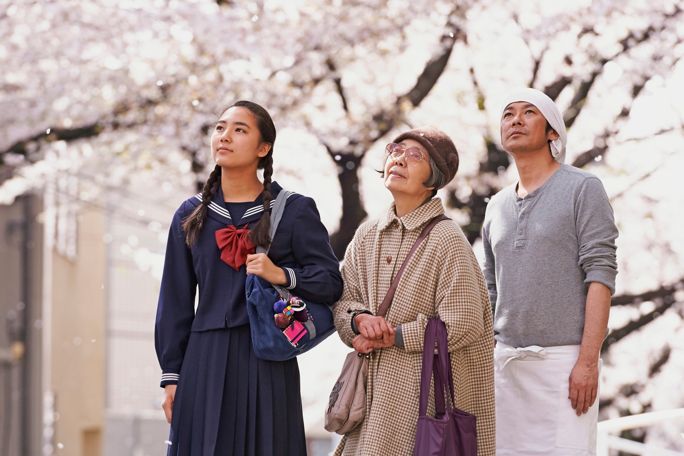 Kyara Uchida, Kirin Kiki och Masatoshi Nagase – andäktiga under de japanska körsbärsträden. foto: Nonstop Entertainment