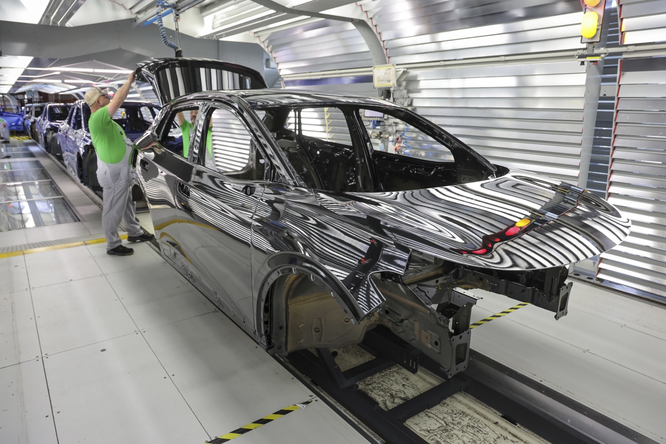 En anställd kontrollerar elbilar i ID-serien vid Volkswagens fabrik i Emden i Tyskland den 24 februari. Foto: Focke Strangmann/Getty Images