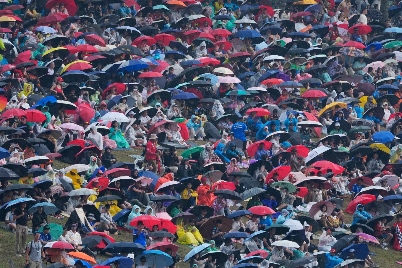 Söndagens formel 1-start skjuts upp på grund av kraftigt regnande. Foto: Vincent Thian/AP/TT