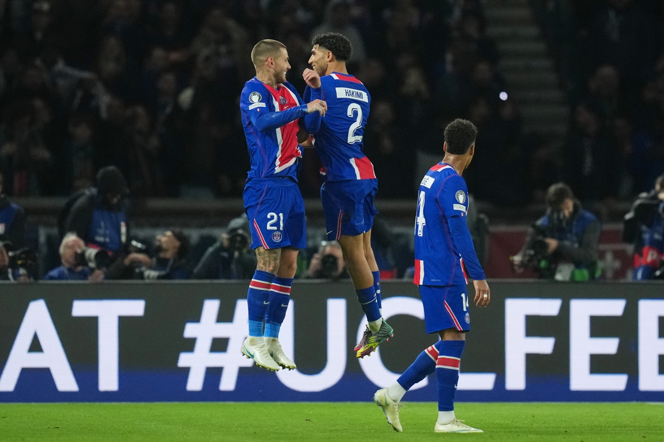 Lucas Hernández firar med PSG-lagkamraten Achraf Hakimi efter att ha gjort 2–1 mot Barcelona i en match som PSG vann med 4–2. Foto: Thibault Camus/AP/TT