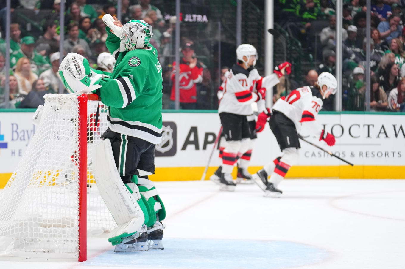 Dallas målvakt Casey DeSmith dricker efter Jesper Boqvists mål. Foto: Julio Cortez  /AP/TT