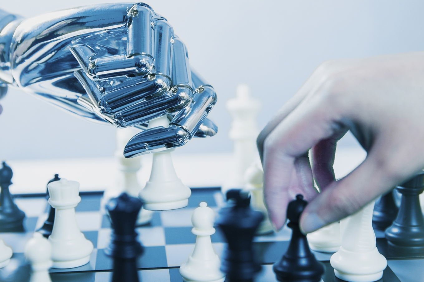 En strategisk schackmatch mellan robot och människa. Foto: Shutterstock