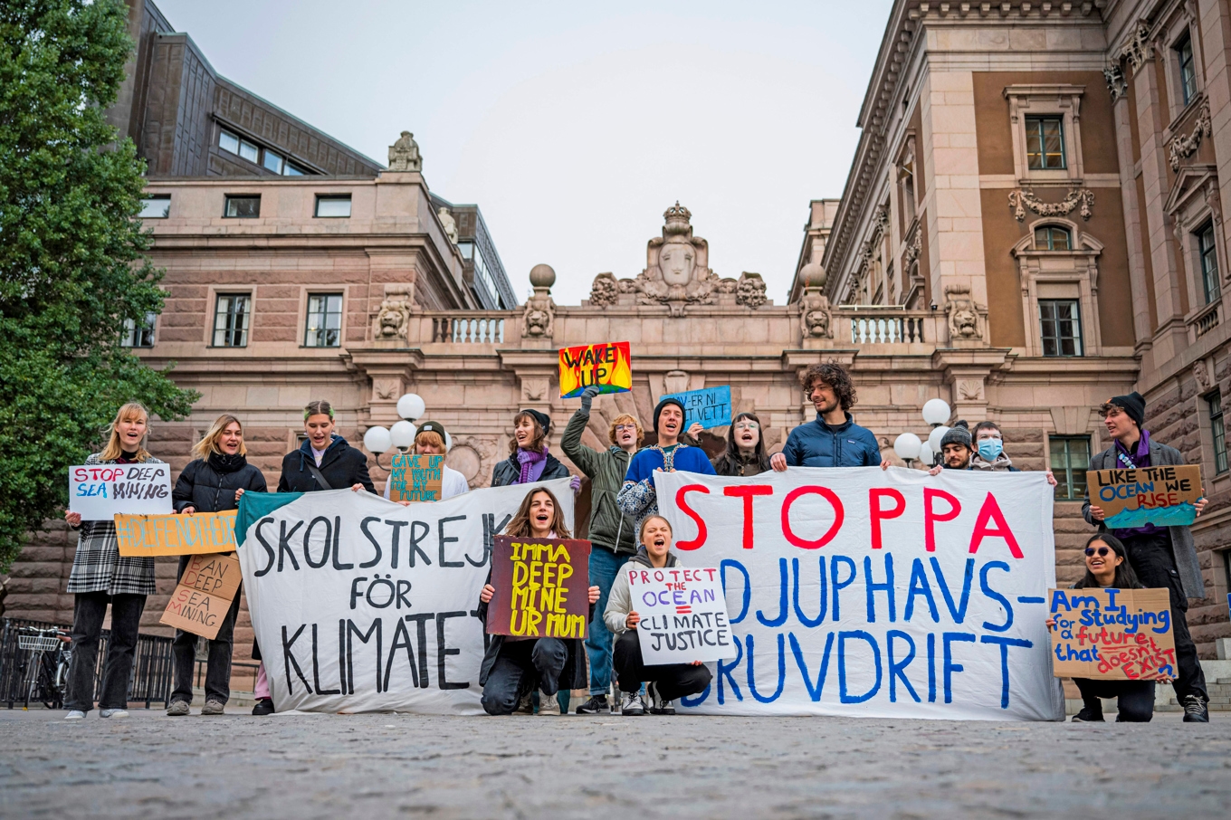 Klimataktivister vid Riksdagshuset i Stockholm 2023 . Foto: Jonathan Näckstrand/AFP