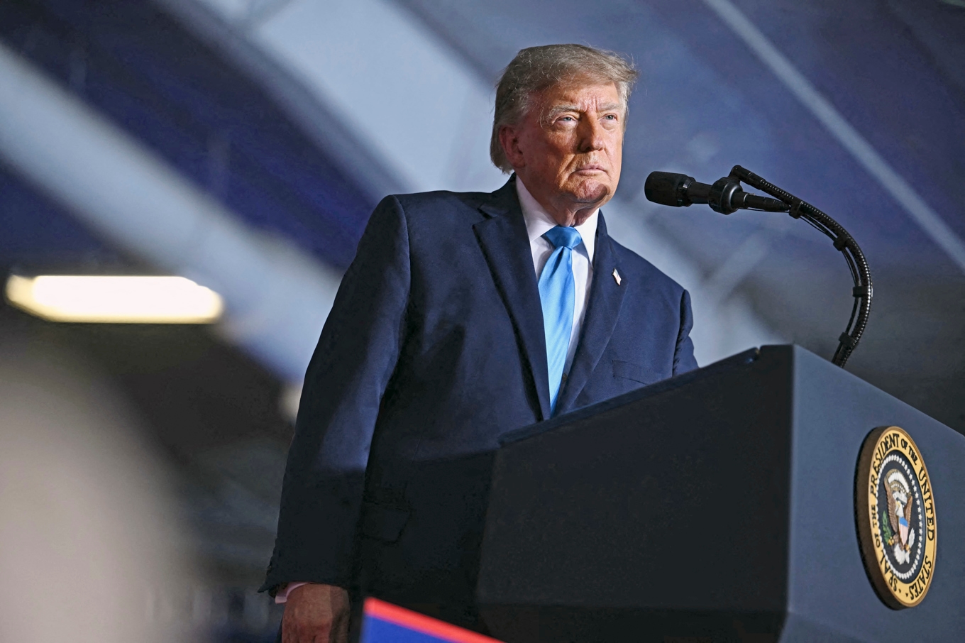 Donald Trump ser handelsunderskott som ett resultat av att USA utnyttjas. Hans tullar och oförutsägbara politik försvagar förtroendet för dollarn. Foto: Kent Nishimura /AFP via Getty Images