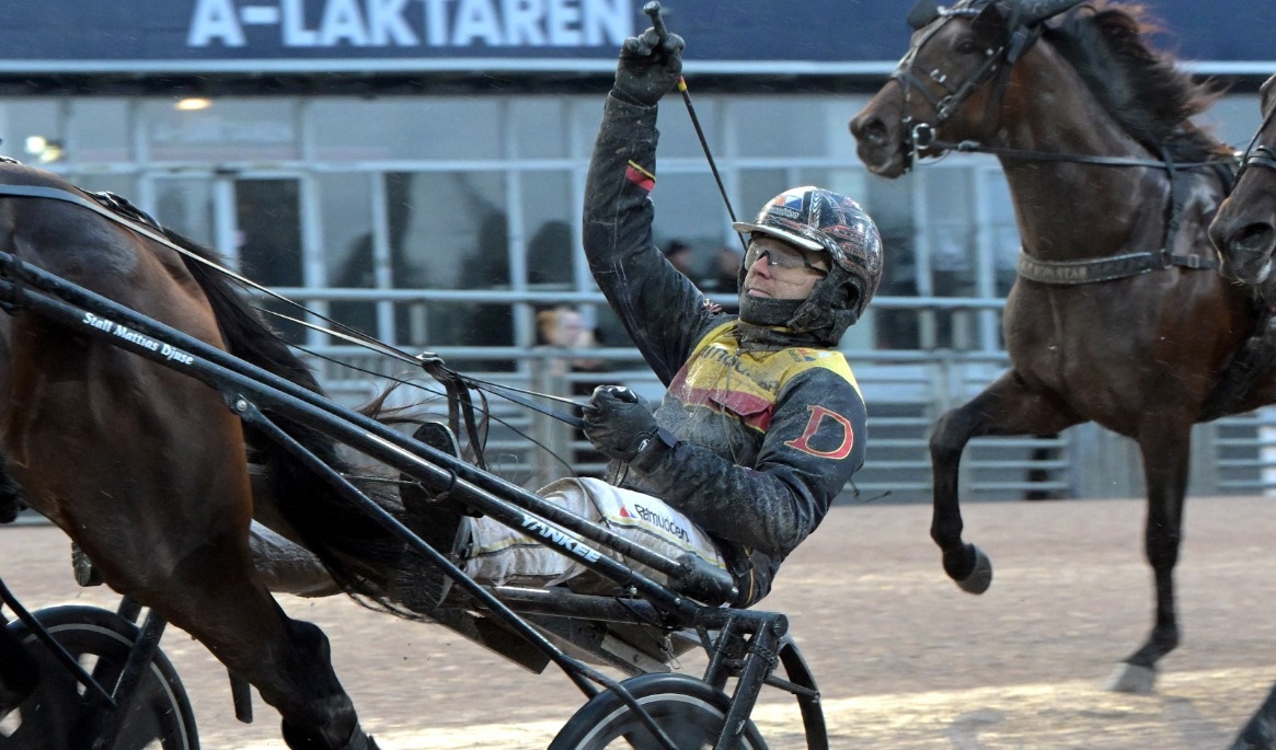 Mats E. Djuse segrade i Svenskt Trav-Kriterium i lördags med Nanda Devi Cut, som tränas av brodern Mattias. Foto: Lars Jakobsson/TR Media Bild