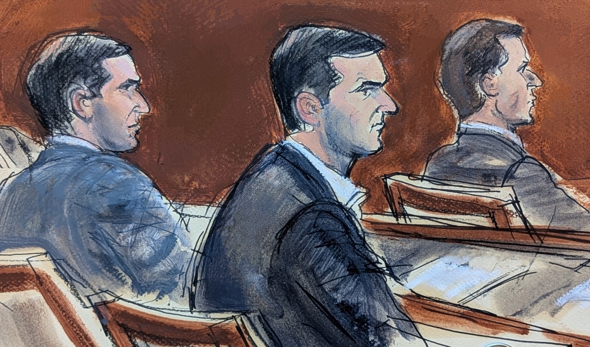 Bröderna Alon, Oren och Tal Alexander avbildade på en rättegångsskiss under den första förhandlingsdagen i den federala domstolen på Manhattan i januari 2026. Trion stod åtalad för bland annat sexhandel och konspiration. Skiss: Elizabeth Williams/AP/TT