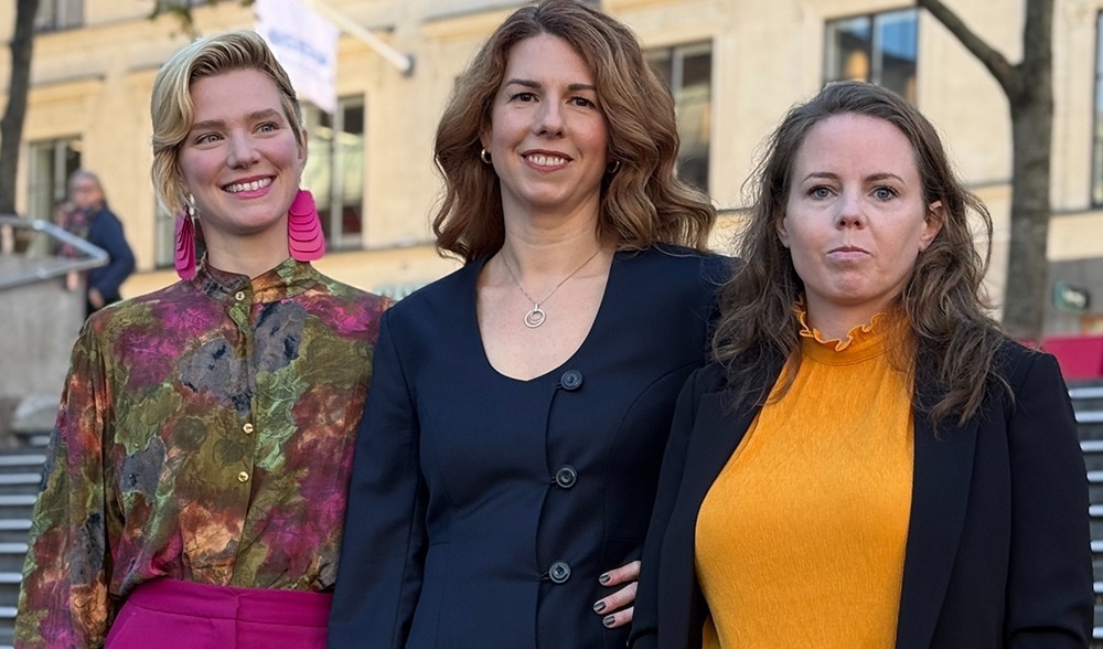 Cindy Falquet Lindh (MP), Emilia Bjuggren (S) och Alexandra Mattsson (V) ska styra Stockholm stad framöver. Foto: Staffan Erfors