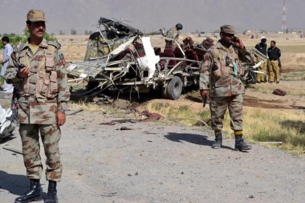 Pakistanska säkerhetsstyrkor bevakar ett av sina förstörda fordon efter en bombattack utanför Quetta, huvudstaden i den oroliga provinsen Baluchistan, 23 maj 2013. Den kinesiska regimen håller på att bygga upp ett handelsnätverk i Baluchistan.(Banaras Khan/AFP/Getty Images)