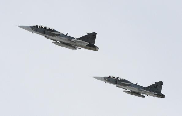 Två Saab Gripen-plan över Falun. Försvarsminister Peter Hultqvist utlovar nu ökad öppenhet kring kränkningar av svenskt territorium. Foto: Jonathan Nackstrand /AFP/Getty Images
