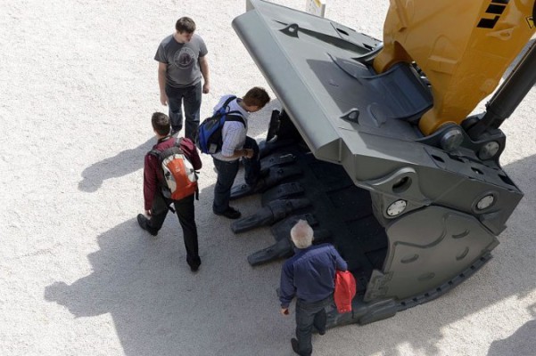 Besökare tittar på en skopa till en grävmaskin på en internationell mässa i München, den 18 april 2013. Gruvindustrin är beroende av massiv utrustning som levereras av en handfull utländska företag, vilka utövar hård kontroll av underhållskontrakten som historiskt inte har gynnat de lokala parterna, skriver Will Hickey (Foto: Christof Stache / AFP / Getty Images)