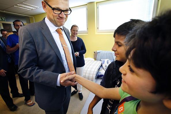 Finlands premiärminister Juha Sipilä besöker ett mottagningscenter för flyktingar i Uleåborg, 5 september 2015. Nu planerar dock den finska regeringen att strama upp kontrollen av gränsen mot Sverige.  Foto: Markku Ruottinen /AFP/Getty Images)