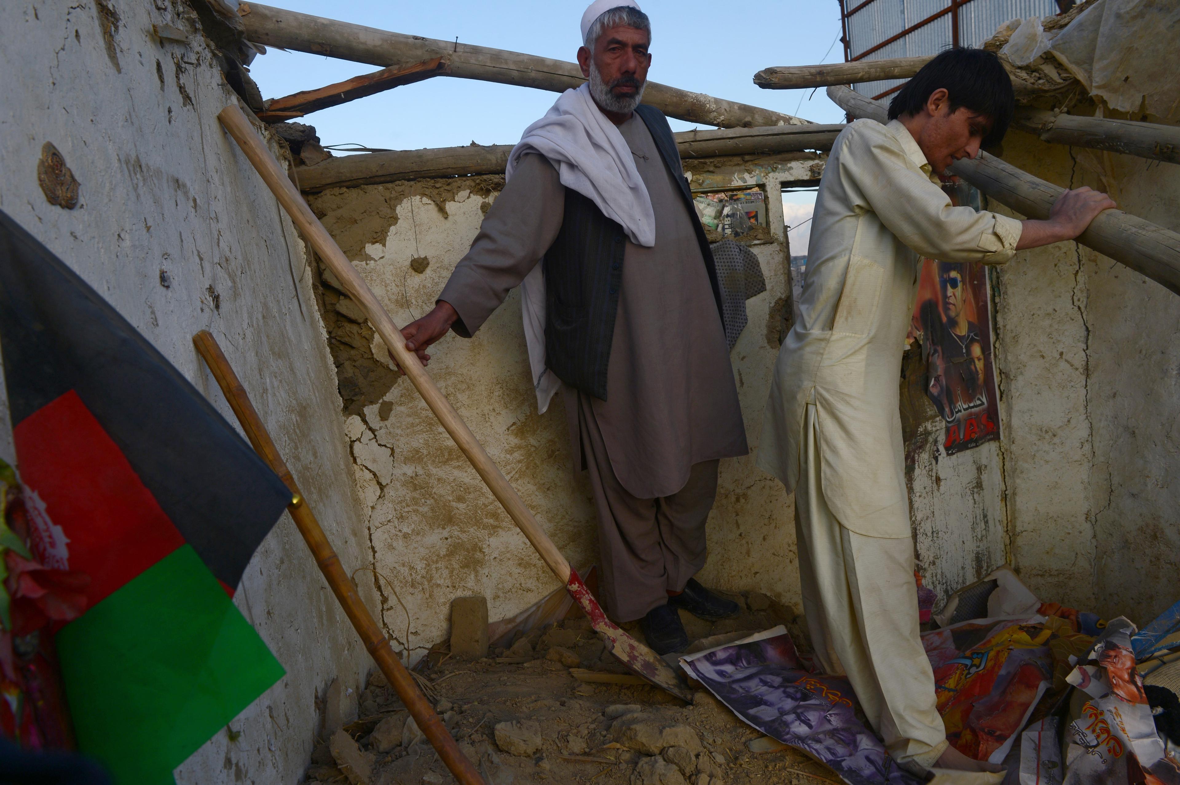 Det kraftiga jordskalvet som inträffade på måndagen drabbade delar av Afghanistan och Pakistan. Byggnader rasade och över 300 tros ha omkommit och tusentals är skadade.
 (Foto: Aref Karimi/AFP/Getty Images)