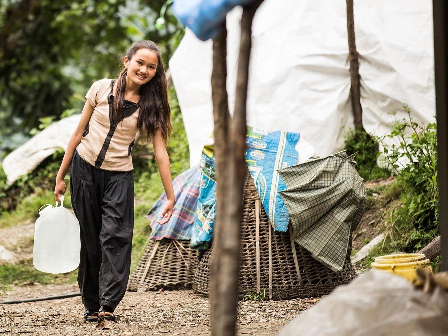 Trettonåriga Manju bor i Dolakha-distriktet i nordöstra Nepal som drabbades hårt av jordbävningarna den 25 april och 12 maj. (Foto: Gurufoto/Plan International)