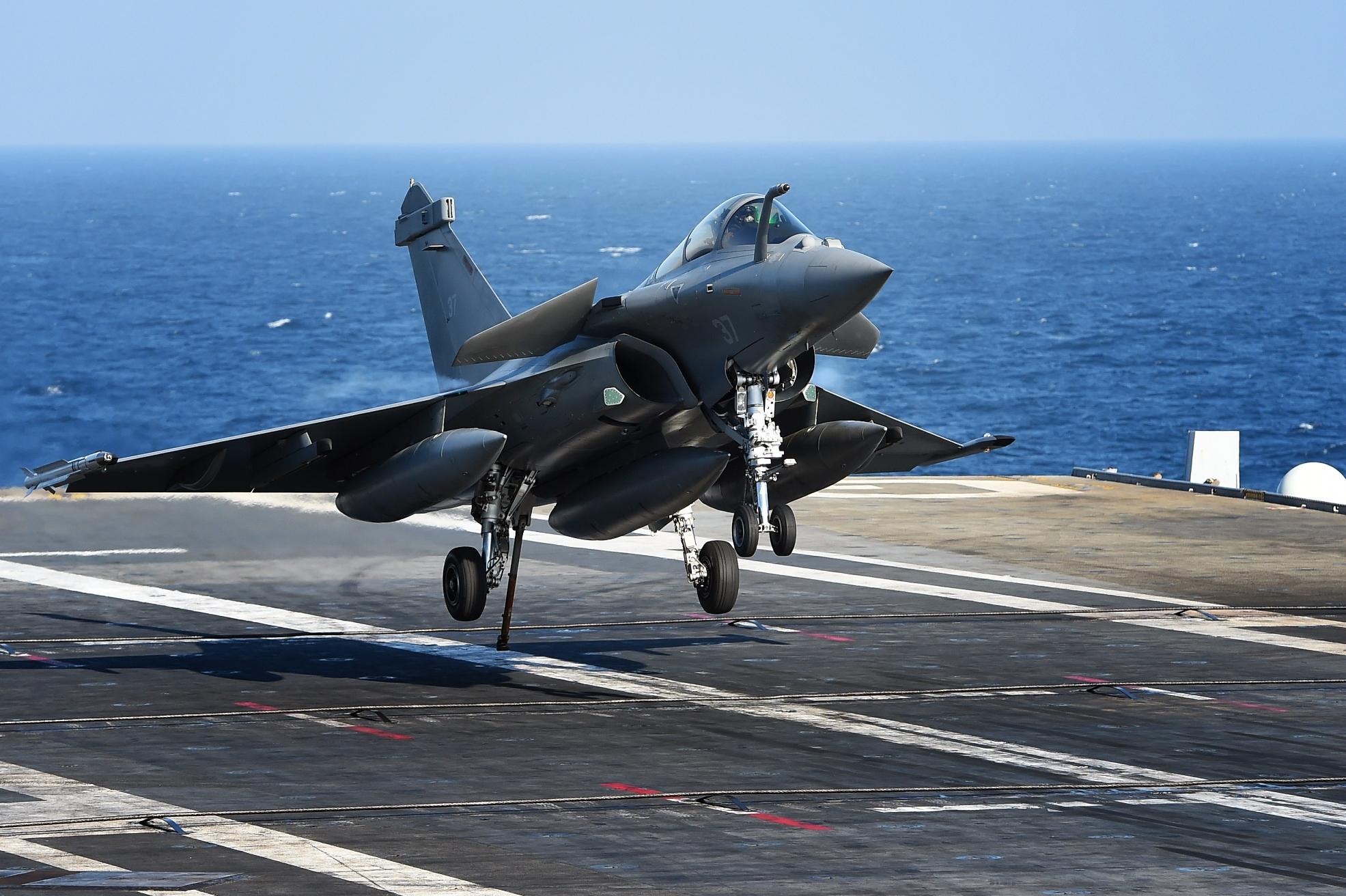 Franskt Rafale-stridsflygplan landar på hangarfartyg Charles-de-Gaulle till havs utanför Toulon, södra Frankrike, den 15 januari 2015, innan fartyget avgår för att delta i militärverksamhet i viken. Fartyget kommer att stödja operationer mot IS. (Foto:  Anne-Christine Poujoulat /AFP/Getty Images)