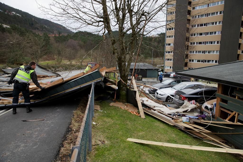 I Fyllingsdalen i Hordaland fylke har ovädret förstört sju garage. Inga människor ska ha skadats. (Foto: Paul S. Amundsen/NTB/TT)
