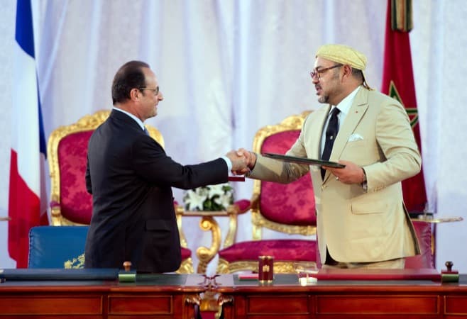 Frankrikes president Francois Hollande (vänster) och Marockos kung Mohammed VI skakar hand i den marockanska staden Tanger. Marocko har visat sig vara ett föregångsland i Nordafrika när det gäller att bemöta hotet från IS på olika nivåer, menar statsvetaren och terrorismexperten Magnus Norell. (Foto: Alain Jocard/AFP/Getty Images)