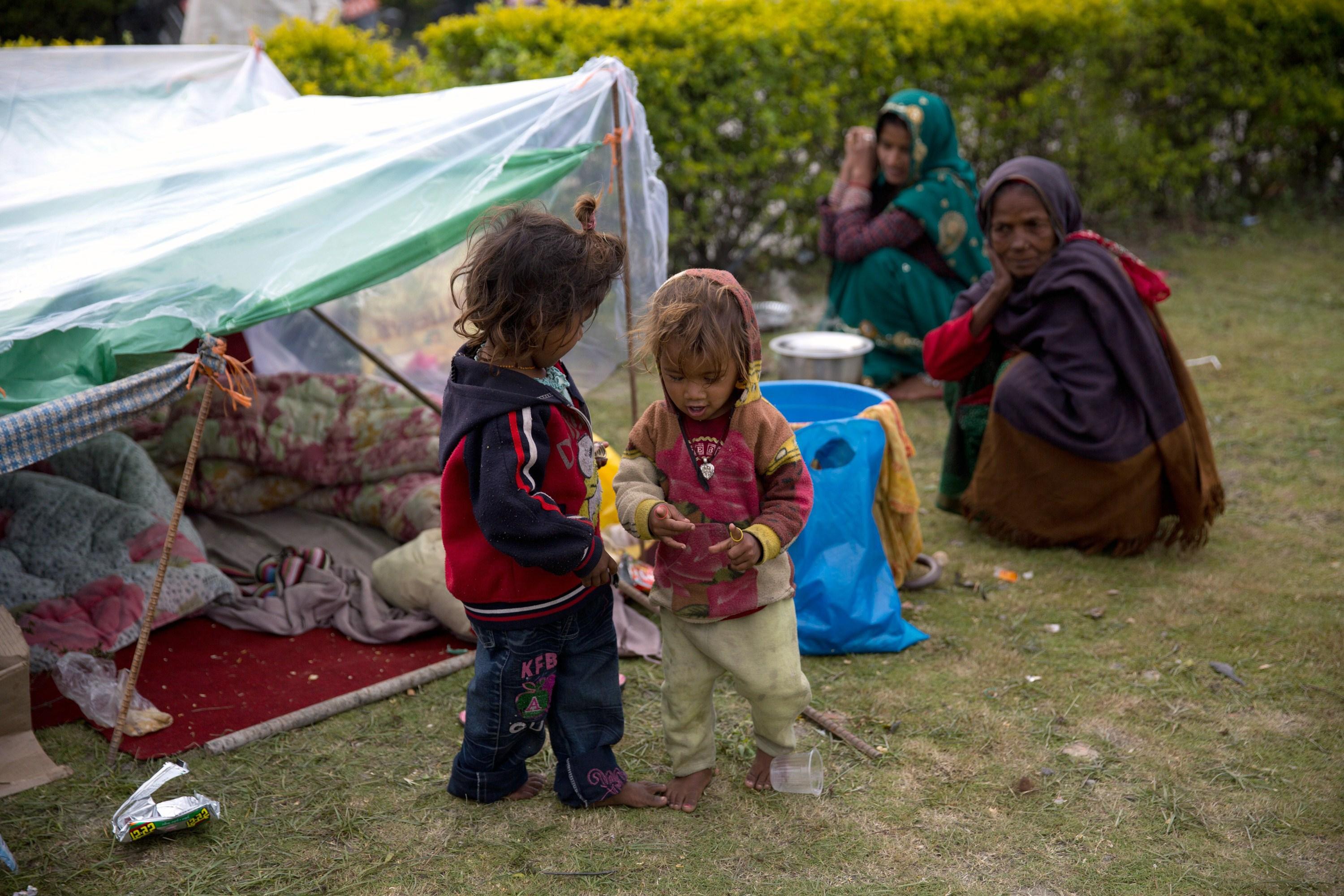 Många barn i Nepal lever fortfarande i härbärgen efter jordbävningen i våras. Nu riskerar många barn att frysa och gå hungriga under de stränga vintermånaderna. (Foto: Menachem Kahana/AFP/Getty Image)