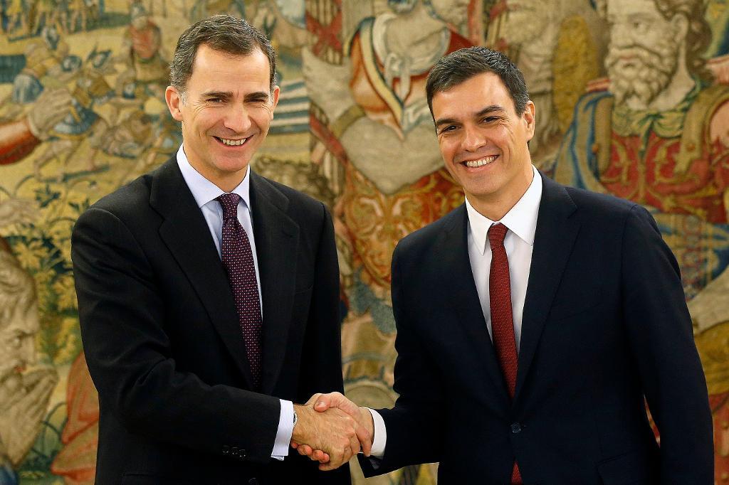 Spaniens kung Felipe VI, till vänster, skakar hand med socialistledaren Pedro Sánchez under ett möte tidigare i februari. Uppdraget att försöka bilda regering i Spanien gick över till Sánchez efter att högerpartiet Partido Popular misslyckats. (Foto: Chema Moya /AP/TT)
