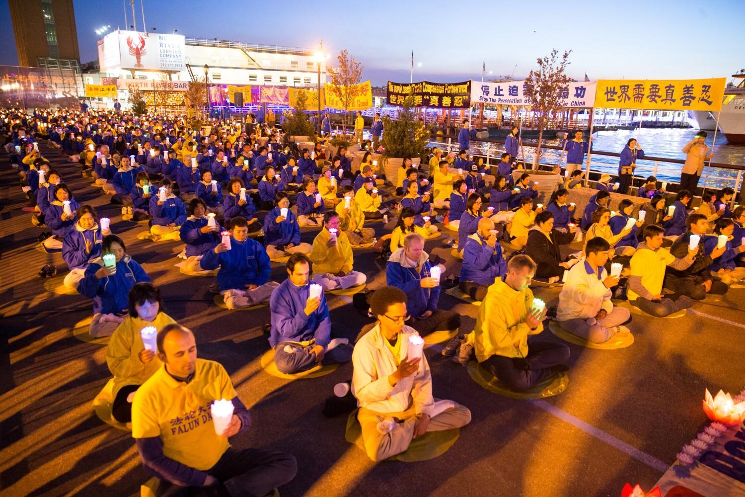 Falungong-utövare håller ljusvaka nära kinesiska konsulatet i New York 24 april 2016. (Foto: Larry Dye / Epoch Times) 