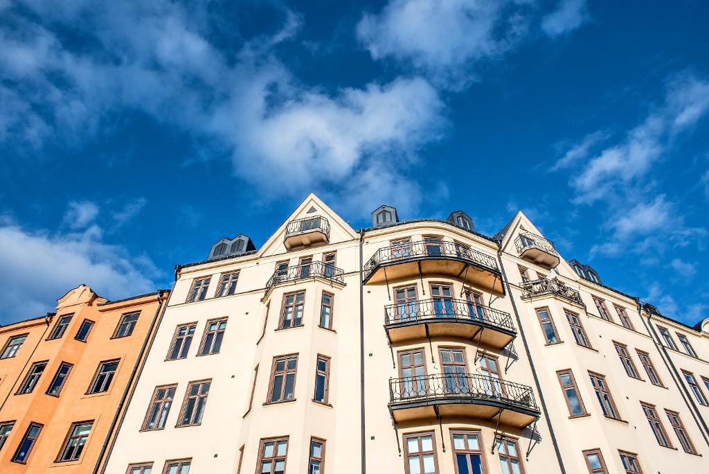 På många orter har bostadsrättsinnehavare i princip fått flera tusen kronor i månaden för att bo, en utveckling som inte är långsiktigt rimlig, enligt privatekonomen Arturo Arques. (Foto: Tomas Oneborg /SvD/TT)