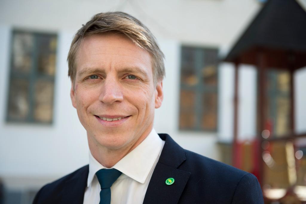 Finansmarknadsminister Per Bolund (MP) vill hjälpa asylsökande som jobbar genom att öppna för särskilda bankkonton. (Foto: Jessica Gow /TT-arkivbild)