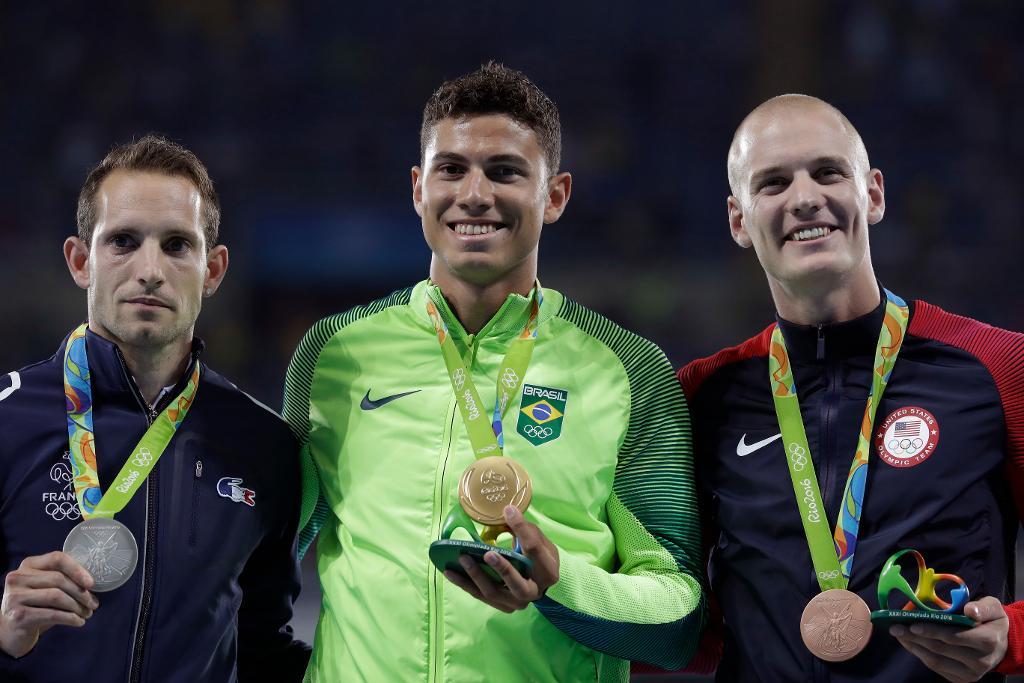 Renaud Lavillenie (till vänster) hade svårt att glädjas åt silvret. (Foto: Guldmedaljören i stavhopp, brasilianaren Thiago Braz Da Silva, och bronsmedaljören Sam Kendricks, USA, var betydligt gladare. (Foto: Andrew Medichini /AP/TT)
