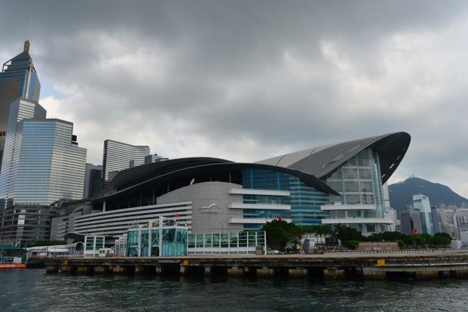 Hong Kong Convention and Exhibition Centre, där The Transplantation Societys konferens kommer att hållas under augusti 2016.  Kinas påstådda reformer av sitt transplantationssystem kommer att spela en huvudroll under konferensen, trots rapporter om att det i över ett årtionde byggt på massmord av samvetsfångar. (Foto: Billy Cox/Epoch Times)