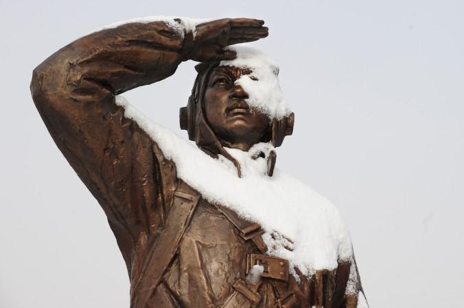 Ett monument med en kinesisk soldat som blickar över Yalu-floden mot Nordkorea, i Liaoningprovinsen i Kina. Åtalet mot ett kinesiskt företag som sålt material för anrikning av uran till Nordkorea har satt ljuset på den allt kallare relationen mellan de två länderna, och hur det eventuellt relaterar till maktkampen inom Kinesiska kommunistpartiet. (Frederic J. Brown/AFP/Getty Images) 