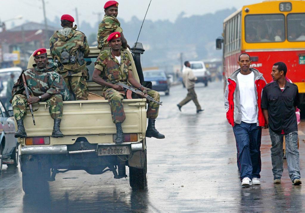 En grupp etiopiska soldater patrullerar Addis Abebas gator. Arkivbild.
Karel Prinsloo/AP/TT
