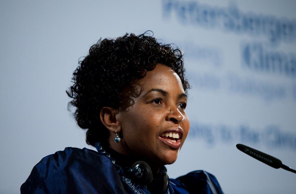 Sydafrikas minister för internationella relationer och samarbeten, Maite Nkoana-Mashabane, har undertecknat ett dokument om att landet ska lämna ICC. Bilden är från 2011. (Foto: Maja Hitij/AP/TT)
